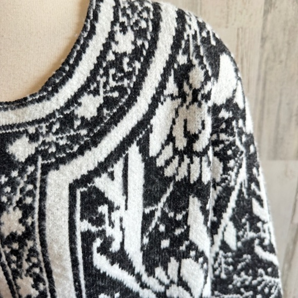 NWTs Elegant Black and White Floral Cardigan Size Medium - Picture 8 of 9